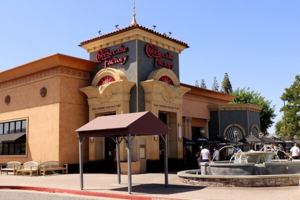 16 Chain Restaurants Fake Rich Folks Go to Feel Important for an Hour